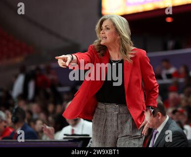 30. Dezember 2023: Texas Tech Cheftrainer Krista Gerlich signalisiert ihren Spielern während eines NCAA-Basketballspiels zwischen den Houston Cougars und den Texas Tech Red Raiders am 30. Dezember 2023 in Houston. (Kreditbild: © Scott Coleman/ZUMA Press Wire) NUR REDAKTIONELLE VERWENDUNG! Nicht für kommerzielle ZWECKE! Stockfoto