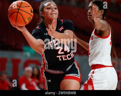 30. Dezember 2023: Der Texas Tech Guard Jada Wynn (24) übergibt den Ball während eines NCAA-Basketballspiels zwischen den Houston Cougars und den Texas Tech Red Raiders am 30. Dezember 2023 in Houston. (Kreditbild: © Scott Coleman/ZUMA Press Wire) NUR REDAKTIONELLE VERWENDUNG! Nicht für kommerzielle ZWECKE! Stockfoto