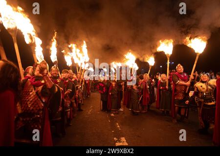 Edinburgh, Großbritannien. Dezember 2023. Fackelprozession zurück zum 30-jährigen Jubiläum als Teil von Edinburgh Hogmanay. Etwa 20.000 Menschen fackeln, um Edinburgh zu glänzen. Neuer Startpunkt in den Meadows, wo ein fest mit Live-Street Theatre, Feuerdarstellern, Pipe Bands und Drummers gefeiert wird, bevor Wikinger vom SüdFestland von Shetland bis Helly AA' Jarl Squad die Prozession anführen, um einen atemberaubenden Fluss aus Feuer durch die historische Altstadt der Hauptstadt zu schaffen. Bildnachweis: Pako Mera/Alamy Live News Stockfoto