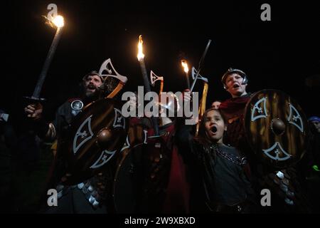 Edinburgh, Großbritannien. Dezember 2023. Fackelprozession zurück zum 30-jährigen Jubiläum als Teil von Edinburgh Hogmanay. Etwa 20.000 Menschen fackeln, um Edinburgh zu glänzen. Neuer Startpunkt in den Meadows, wo ein fest mit Live-Street Theatre, Feuerdarstellern, Pipe Bands und Drummers gefeiert wird, bevor Wikinger vom SüdFestland von Shetland bis Helly AA' Jarl Squad die Prozession anführen, um einen atemberaubenden Fluss aus Feuer durch die historische Altstadt der Hauptstadt zu schaffen. Bildnachweis: Pako Mera/Alamy Live News Stockfoto