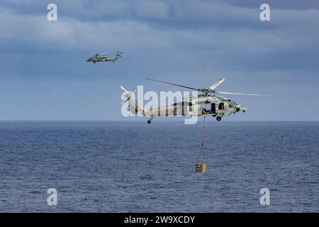 230120-N-LM220-2348 PAZIFISCHER OZEAN (20. Januar 2023) zwei MH-60S Sea Hawk Hubschrauber, die dem Helicopter Sea Combat Squadron (HSC) 14 zugeordnet sind, nehmen an einem Munitionstransfer zwischen dem Flugzeugträger USS Abraham Lincoln (CVN 72) der Nimitz-Klasse USS Carl Vinson (CVN 70) Teil. während einer Auffüllung auf See bei der USNS Henry J. Kaiser (T-AO 187). Abraham Lincoln führt derzeit Routineoperationen im Pazifischen Ozean durch. (Foto der U.S. Navy von Mass Communication Specialist 3rd Class Clayton A. Wren) Stockfoto