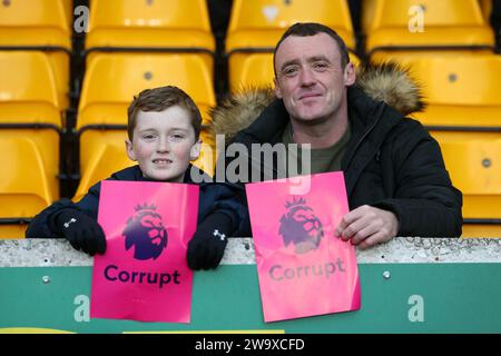 Wolverhampton, Großbritannien. Dezember 2023 30. Everton-Anhänger mit ihren „korrupten“ Bannern. Das Premier League-Spiel Wolverhampton Wanderers gegen Everton im Molineux Stadium in Wolverhampton, England am Samstag, den 30. Dezember 2023. Dieses Bild darf nur für redaktionelle Zwecke verwendet werden. Nur redaktionelle Verwendung, Bild von Chris Stading/Andrew Orchard Sportfotografie/Alamy Live News Credit: Andrew Orchard Sportfotografie/Alamy Live News Stockfoto