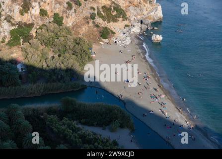 Ein Bild des Preveli Beach und des Preveli Palmenwaldes, von oben gesehen. Stockfoto