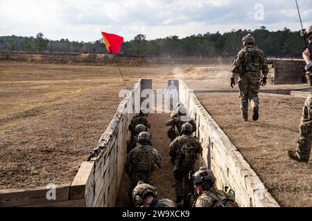 US-Soldaten, die der 7th Special Forces Group (Airborne) zugeteilt wurden, nehmen an Grabenräumübungen während des Eglin Strike 2023 auf Fort Benning, Ga. 11. Januar 2023 Teil. Eglin Strike ist eine jährlich stattfindende multinationale Übung, bei der die Letalität der Special Operation Forces (SOF) in verschiedenen Schulungsumgebungen demonstriert wird. Stockfoto