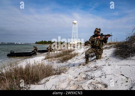 Ein US-Soldat, der der 7th Special Forces Group (Airborne) zugeordnet ist, nimmt an einem Wassereinführungstraining auf Eglin AFB, Fla. 15. Februar 2023 Teil. Wassereinsickern ist eine wichtige taktische Fähigkeit in jedem speziellen Handbuch. Stockfoto