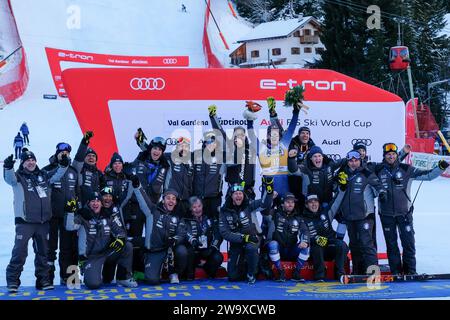 Das italienische Ski-Team und Dominik Paris (ITA) treten am Dezember beim Audi FIS Alpine Ski World Cup, MenÕs Downhill-Rennen auf der Saslong-Piste in Gröden an Stockfoto