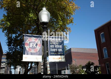 Dallas, USA - 6. November 2023: Poster auf dem John F. Kennedy Square in Dallas, dem Ort, an dem er mit Strafe getötet wurde - eine Idee lebt weiter. Stockfoto