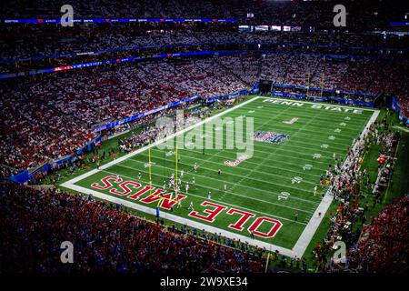 Atlanta, GA, USA. Dezember 2023 30. Mississippi Quarterback Jaxson Dart (2) feiert seinen Touchdown gegen Penn State im Chick-Fil-A Peach Bowl 2023 im Mercedes-Benz Stadium in Atlanta, GA. (Scott Kinser/CSM). Quelle: csm/Alamy Live News Stockfoto