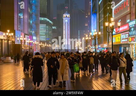 CHONGQING, CHINA - 30. DEZEMBER 2023 - Touristen strömen in die Jiefangbei Fußgängerzone während der Neujahrsferien in Chongqing, China, Dezember 30 Stockfoto
