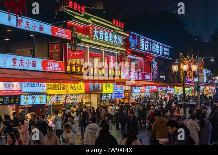 CHONGQING, CHINA - 30. DEZEMBER 2023 - Touristen strömen in die Jiefangbei Fußgängerzone während der Neujahrsferien in Chongqing, China, Dezember 30 Stockfoto