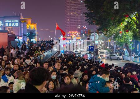 CHONGQING, CHINA - 30. DEZEMBER 2023 - Touristen versammeln sich am Hongyadong Scenic Spot während der Neujahrsferien in Chongqing, China, 30. Dezember 2023. Stockfoto