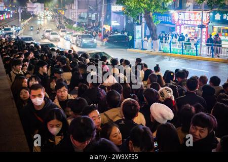 CHONGQING, CHINA - 30. DEZEMBER 2023 - Touristen versammeln sich am Hongyadong Scenic Spot während der Neujahrsferien in Chongqing, China, 30. Dezember 2023. Stockfoto