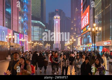 CHONGQING, CHINA - 30. DEZEMBER 2023 - Touristen strömen in die Jiefangbei Fußgängerzone während der Neujahrsferien in Chongqing, China, Dezember 30 Stockfoto