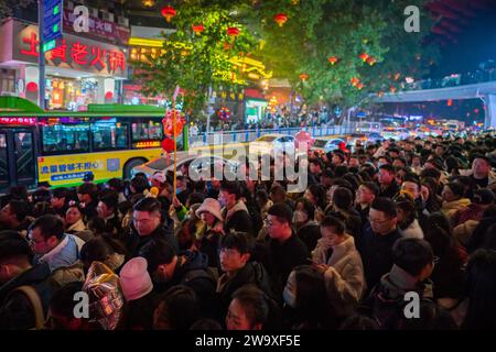 CHONGQING, CHINA - 30. DEZEMBER 2023 - Touristen versammeln sich am Hongyadong Scenic Spot während der Neujahrsferien in Chongqing, China, 30. Dezember 2023. Stockfoto