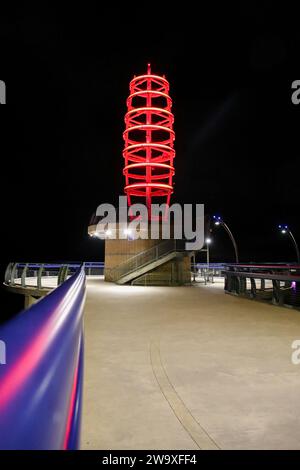 Burlington Ontario Canada, 14. Oktober 2023. Der Brant Street Pier bei Nacht mit roten und blauen Lichtern. Luke Durda/Alamy Stockfoto