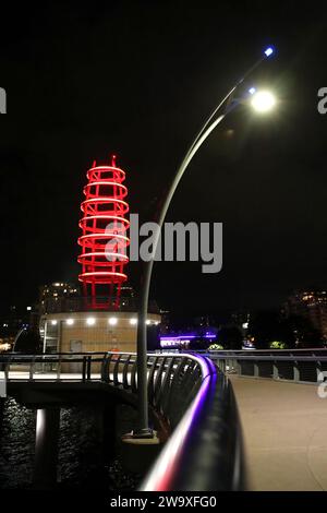 Burlington Ontario Canada, 14. Oktober 2023. Der Brant Street Pier bei Nacht mit roten und blauen Lichtern. Luke Durda/Alamy Stockfoto