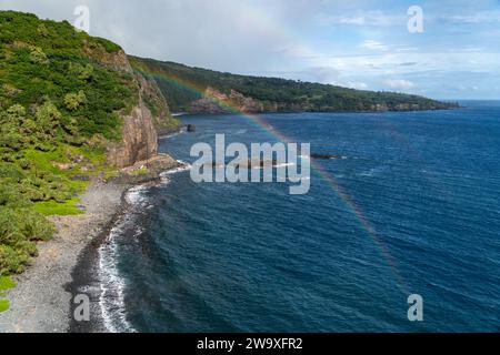 Dieser abgeschiedene schwarze Sandstrand, umgeben von üppigem tropischem Grün und Lavasteinen, ist ein ruhiger Ort an Mauis Südküste in der Nähe des Piilani Highway. Stockfoto