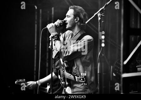 Der Leadsänger und Gitarrist Tom Smith stellte sich 2023 mit seiner Gibson SG Gitarre vor, als Editors live in Darlington auftreten. Ich Danke James Hind/Alamy Stockfoto