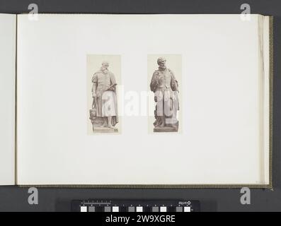 Plot-Modelle für Skulpturen am Louvre: Links 'lescot' von Henri Joseph Francois de Triqueti und rechts 'Bullant' von Pierre Alfred Robinet, ca. 1855 - ca. 1857 Fotografie Teil der Réunion des Tuileries au Louvre 1852-1857, Album 2. Paris Papier. Fototräger mit gesalzenem Papier Dauerausstellung, Museum. Skulptur, Reproduktion einer Skulptur Palais du Louvre. Tuilerieënpaleis. Louvre Museum. Paris Stockfoto