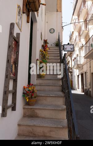 Gebäude Treppen mit Topfpflanzen. Bunte Töpfe auf den Stufen eines Gebäudes in einem Wohngebäude in Taormina, Italien Stockfoto