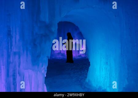 Das Ice Castle in Cripple Creek Colorado. Tonnenweise Eis und bunte Lichter im Eisschloss. Es gibt Rutschen für Erwachsene und Kinder. Es gibt Tunnel Stockfoto