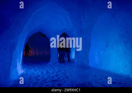 Das Ice Castle in Cripple Creek Colorado. Tonnenweise Eis und bunte Lichter im Eisschloss. Es gibt Rutschen für Erwachsene und Kinder. Es gibt Tunnel Stockfoto