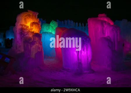 Das Ice Castle in Cripple Creek Colorado. Tonnenweise Eis und bunte Lichter im Eisschloss. Es gibt Rutschen für Erwachsene und Kinder. Es gibt Tunnel Stockfoto