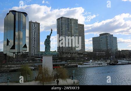 Freiheitsstatue auf der seine, Paris Stockfoto