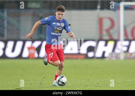 Gliwice, Polen. Dezember 2023. Arkadiusz Pyrka aus Piast Gliwice wurde während des polnischen PKO Ekstraklasa League 2023/2024 zwischen Piast Gliwice und Stal Mielec im Gliwice Muncipal Stadium in Aktion genommen. Endergebnis; Piast Gliwice 3:0 Stal Mielec. Quelle: SOPA Images Limited/Alamy Live News Stockfoto