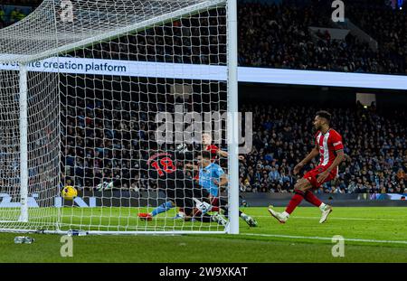 (231231) -- MANCHESTER, 31. Dezember 2023 (Xinhua) -- Julian Alvarez (2. L) von Manchester City erzielte das zweite Tor während des englischen Premier League-Spiels zwischen Manchester City und Sheffield United am 30. Dezember 2023 in Manchester. (XINHUA) NUR FÜR REDAKTIONELLE ZWECKE. NICHT ZUM VERKAUF FÜR MARKETING- ODER WERBEKAMPAGNEN. KEINE VERWENDUNG MIT NICHT AUTORISIERTEN AUDIO-, VIDEO-, DATEN-, REGALLISTEN, CLUB-/LEAGUE-LOGOS ODER LIVE-DIENSTEN. ONLINE-IN-MATCH-NUTZUNG AUF 45 BILDER BESCHRÄNKT, KEINE VIDETEMULATION. KEINE VERWENDUNG BEI WETTEN, SPIELEN ODER PUBLIKATIONEN FÜR EINZELNE CLUBS/LIGA/SPIELER. Stockfoto