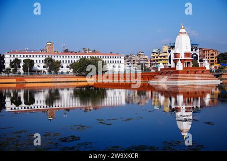 Wiederaufbau von Rani Pokhari. Rani Pokhari ist ein historischer künstlicher Teich im Herzen von Kathmandu (Hauptstadt von Nepal). Rani Pokhari wurde gebaut Stockfoto