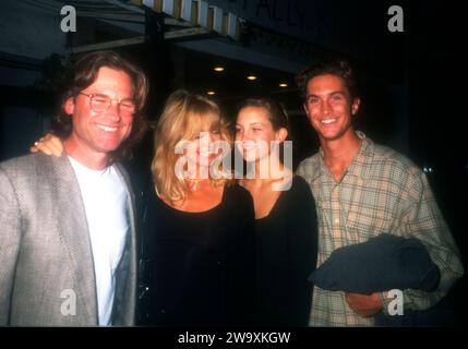 Los Angeles, Kalifornien, USA 13. Oktober 1996 (exklusiv) Schauspieler Kurt Russell, Schauspielerin Goldie Hawn, Tochter der Schauspielerin Kate Hudson und Sohn Oliver Hudson am 13. Oktober 1996 in Los Angeles, Kalifornien, USA. Foto: Barry King/Alamy Stock Photo Stockfoto