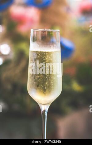 Ein Glas Sekt, serviert in einem Sektglas Stockfoto