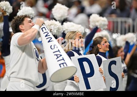 Atlanta, Usa. Dezember 2023 30. Penn State Cheerleader treten während der ersten Hälfte des Peach Bowl Samstag, 30. Dezember 2023, in Atlanta, Ga auf Foto: David Tulis/UPI Credit: UPI/Alamy Live News Stockfoto