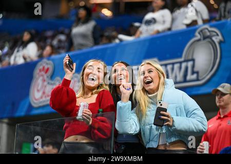 Atlanta, Usa. Dezember 2023 30. Mississippi-Fans reagieren während der zweiten Hälfte des Peach Bowl gegen Penn State am Samstag, den 30. Dezember 2023, in Atlanta. Ga Mississippi gewann mit 38:25. Foto: David Tulis/UPI Credit: UPI/Alamy Live News Stockfoto