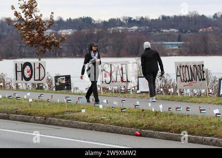 Harrisburg, Usa. Dezember 2023 30. Kleine palästinensische Flaggen und Schilder aus Papier säumen die Front Street in Harrisburg Pa am 30. Dezember 2023. Die Demonstranten legten mehr als 20.000 Flaggen an, eine für jede Person, die seit Beginn des Israel-Hamas-Krieges in Gaza getötet wurde, entlang der Straße in der Nähe der Gouverneurssitzung von Pennsylvania. (Foto: Paul Weaver/SIPA USA) Credit: SIPA USA/Alamy Live News Stockfoto