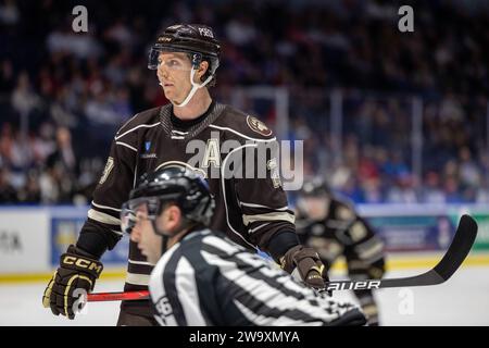 Rochester, New York, USA. Dezember 2023. Hershey spielt Mike Sgarbossa (23) Skates in der ersten Periode gegen die Rochester Americans. Die Rochester Americans veranstalteten die Hershey Bears in einem Spiel der American Hockey League in der Blue Cross Arena in Rochester, New York. (Jonathan Tenca/CSM). Quelle: csm/Alamy Live News Stockfoto