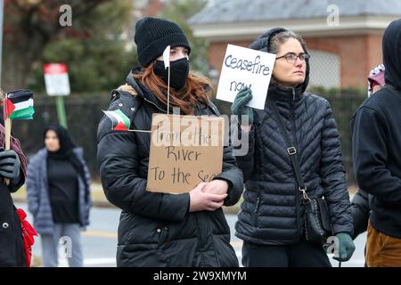 Harrisburg, Usa. Dezember 2023 30. Demonstranten halten Schilder bei einer pro-palästinensischen Kundgebung in der Nähe der Pennsylvania Governor's Residence in Harrisburg Pa. Am 30. Dezember 2023. Die Demonstranten legten mehr als 20.000 Flaggen entlang der Front Street an, eine für jede Person, die seit Beginn des Israel-Hamas-Krieges in Gaza getötet wurde. (Foto: Paul Weaver/SIPA USA) Credit: SIPA USA/Alamy Live News Stockfoto