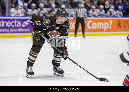 Rochester, New York, USA. Dezember 2023. Hershey Bärs Stürmer Alex Limoges (12) Skates in der ersten Periode gegen die Rochester Americans. Die Rochester Americans veranstalteten die Hershey Bears in einem Spiel der American Hockey League in der Blue Cross Arena in Rochester, New York. (Jonathan Tenca/CSM). Quelle: csm/Alamy Live News Stockfoto