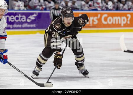 Rochester, New York, USA. Dezember 2023. Hershey spielt Ethen Frank (28) in der dritten Periode gegen die Rochester-Amerikaner. Die Rochester Americans veranstalteten die Hershey Bears in einem Spiel der American Hockey League in der Blue Cross Arena in Rochester, New York. (Jonathan Tenca/CSM). Quelle: csm/Alamy Live News Stockfoto