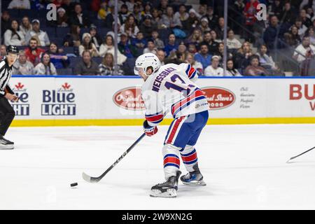 Rochester, New York, USA. Dezember 2023. Rochester-Amerikaner Stürmer Linus Weissbach (13) Skates in der zweiten Periode gegen die Hershey Bears. Die Rochester Americans veranstalteten die Hershey Bears in einem Spiel der American Hockey League in der Blue Cross Arena in Rochester, New York. (Jonathan Tenca/CSM). Quelle: csm/Alamy Live News Stockfoto