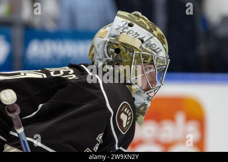 Rochester, New York, USA. Dezember 2023. Hershey Bears Torhüter Clay Stevenson (31) Skates in der zweiten Periode gegen die Rochester Americans. Die Rochester Americans veranstalteten die Hershey Bears in einem Spiel der American Hockey League in der Blue Cross Arena in Rochester, New York. (Jonathan Tenca/CSM). Quelle: csm/Alamy Live News Stockfoto