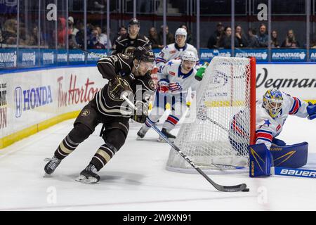 Rochester, New York, USA. Dezember 2023. Hershey spielt Ryan Hofer (25) Skates in der dritten Periode gegen die Rochester-Amerikaner. Die Rochester Americans veranstalteten die Hershey Bears in einem Spiel der American Hockey League in der Blue Cross Arena in Rochester, New York. (Jonathan Tenca/CSM). Quelle: csm/Alamy Live News Stockfoto