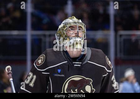 Rochester, New York, USA. Dezember 2023. Hershey Bears Torhüter Clay Stevenson (31) Skates in der zweiten Periode gegen die Rochester Americans. Die Rochester Americans veranstalteten die Hershey Bears in einem Spiel der American Hockey League in der Blue Cross Arena in Rochester, New York. (Jonathan Tenca/CSM). Quelle: csm/Alamy Live News Stockfoto