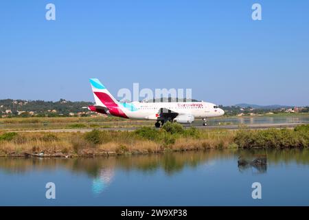 Eurowings Airbus A319-132 OE-LYZ am Flughafen Ioannis Kapodistris, Korfu, Griechenland Stockfoto