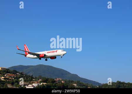 Corendon Airlines Boeing 737-8F2 9H-TJA landet am Flughafen Ioannis Kapodistris, Korfu, Griechenland Stockfoto