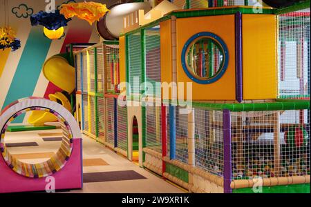 Kinderspielplatz in einem Einkaufszentrum. Modernes farbenfrohes Kinderspielhaus im Kindergarten oder Einkaufszentrum. Stockfoto