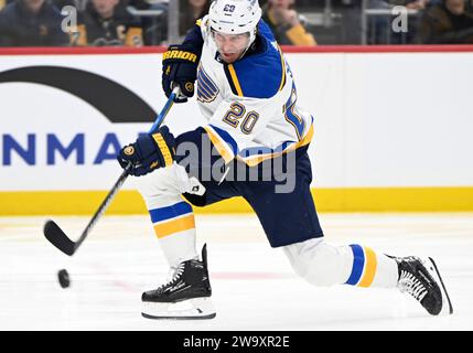 Pittsburgh, Usa. Dezember 2023 30. St. Louis Blues verließ den Flügel Brandon Saad (20), der am Samstag, den 30. Dezember 2023, in der PPG Paints Arena in Pittsburgh in der ersten Phase einen Torschuss gegen die Pittsburgh Penguins erzielte. Foto von Archie Carpenter/UPI. Quelle: UPI/Alamy Live News Stockfoto