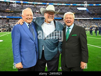 Arlington, Usa. Dezember 2023 30. Jerry Jones, Besitzer der Dallas Cowboys, links und Terry Bradshaw scherzen mit dem ehemaligen Cowboys-Cheftrainer Jimmy Johnson vor den Dallas Cowboys Detroit Lions im AT&T Stadium in Arlington, Texas am Samstag, den 30. Dezember 2023. Johnson wird in den Dallas Cowboys Ring of Honor aufgenommen. Foto: Ian Halperin/UPI Credit: UPI/Alamy Live News Stockfoto