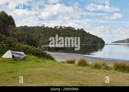 Küstenlandschaft mit Campingplatz in Stewart Island, Neuseeland Stockfoto